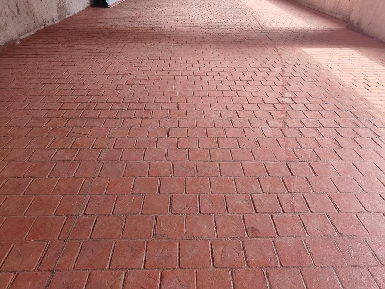 Stamped concrete with seamless texture