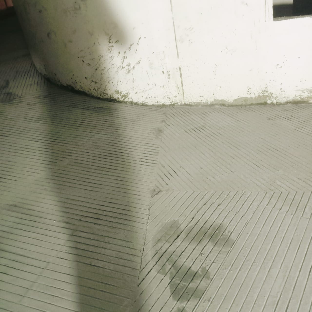 Concrete floor with grooved waterproofing lines