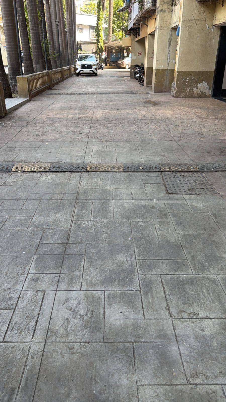 Stamped concrete with cobble pattern