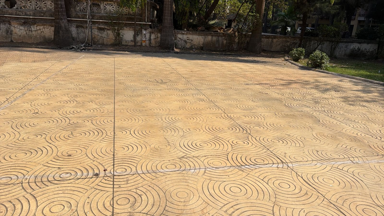 Stamped concrete with cobblestone pattern