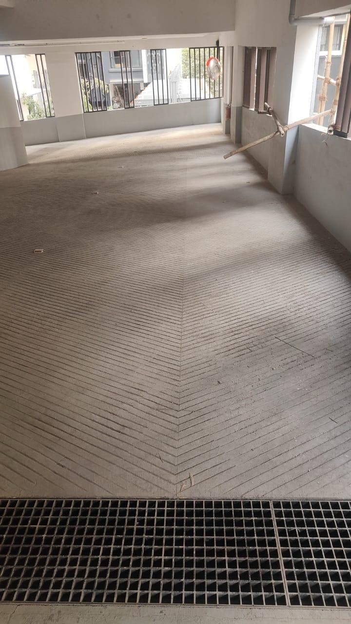 V-shaped grooved ramp with drain grate system